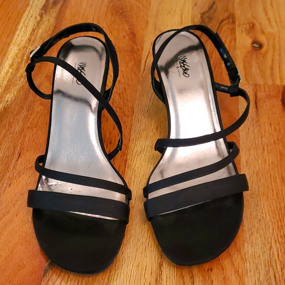 Reposhing.   My feet are too narrow for it and could not wear them.